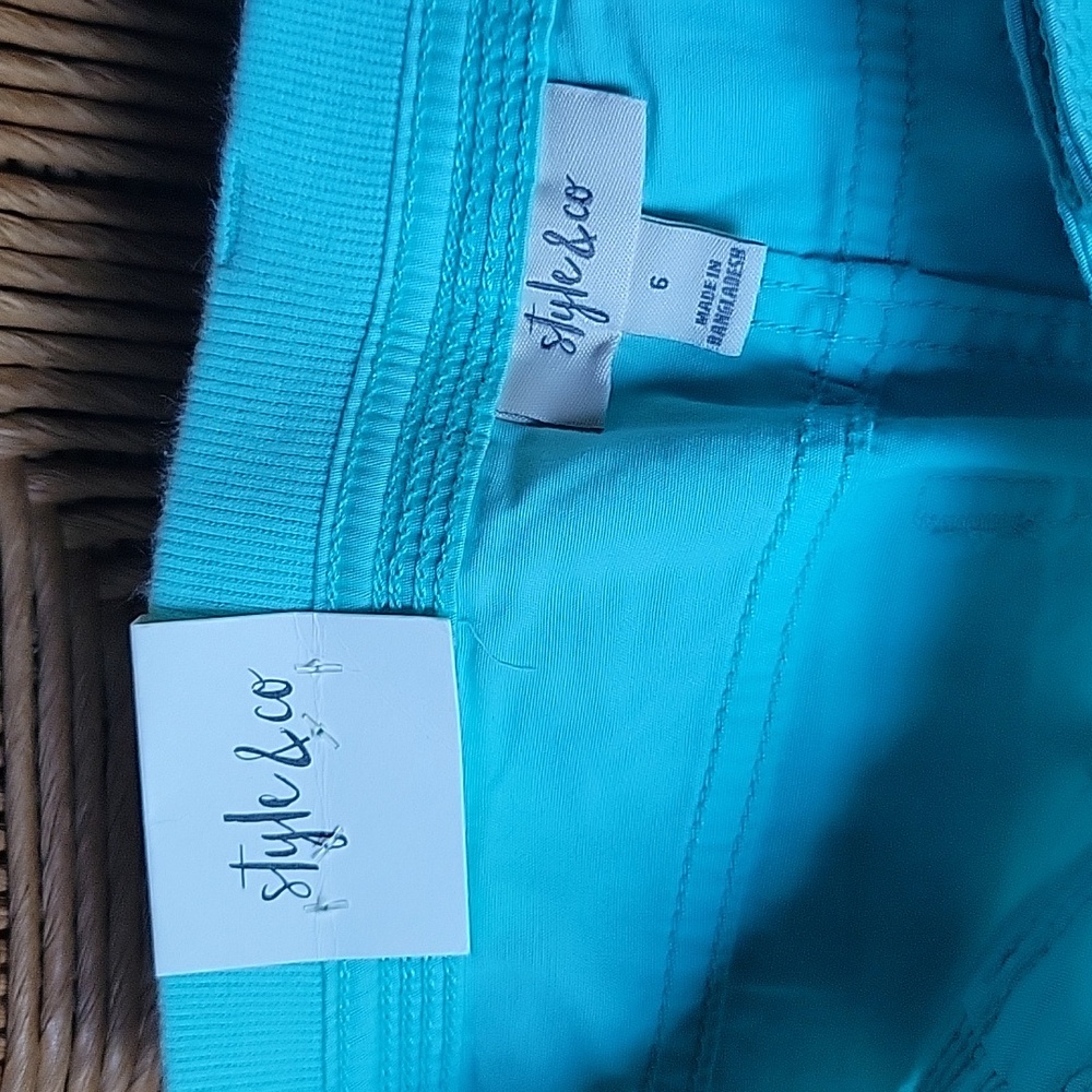 Style & Co blue, mid rise, comfort waist capris, size 6 - Picture 9 of 11